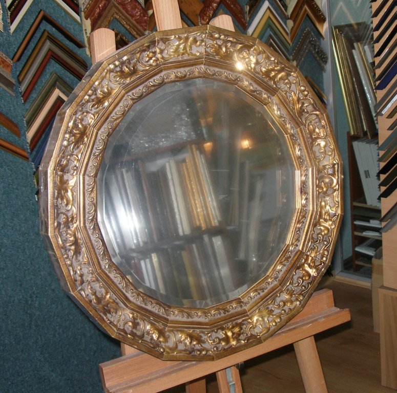 зеркало в раме круглое
